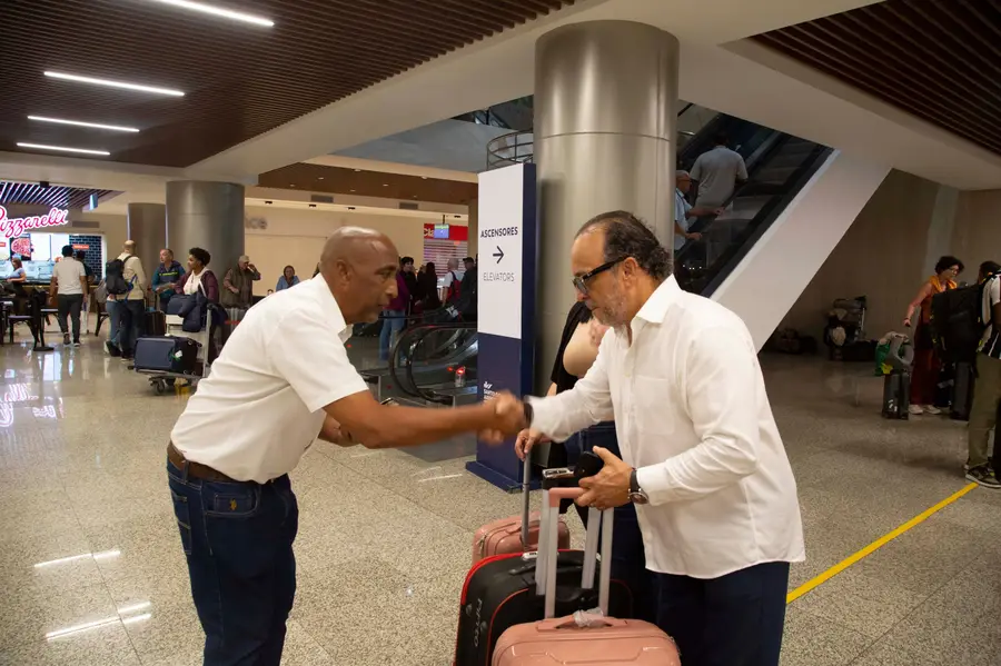 El edecán de eTransferSDQ despide con un apretón de manos a los clientes dentro de la terminal