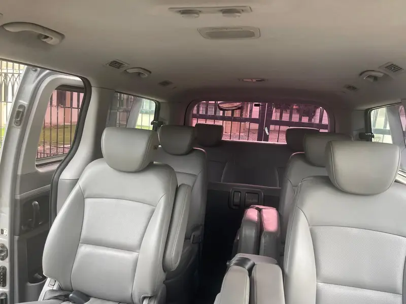 Interior de la van con asientos de cuero