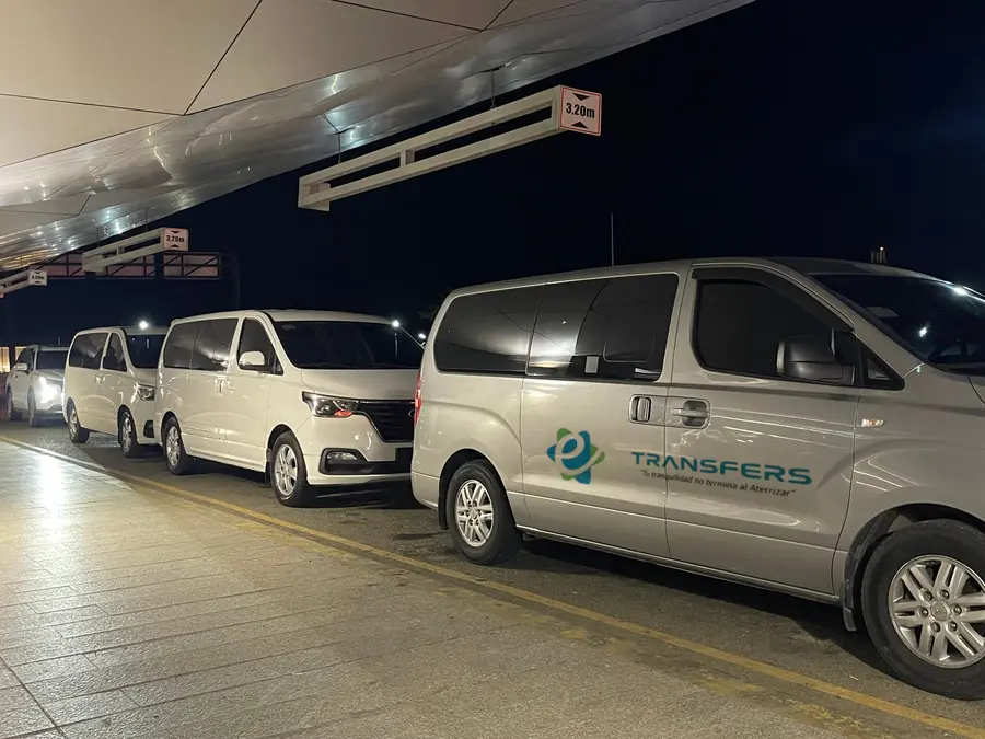 Vans esperando de noche frente a la terminal